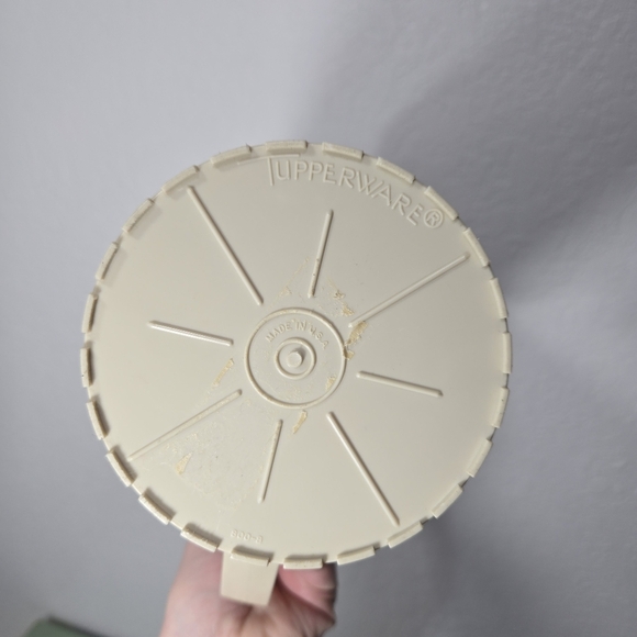 Vintage Tupperware 2 Quart Almond Harvest Gold Push Button Lid Pitcher 800-810 - Picture 4 of 7